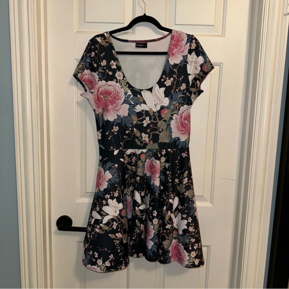 EUC  BLACKMILK KOSON FLOWERS CAP SLEEVE SKATER DRESS SIZE XL